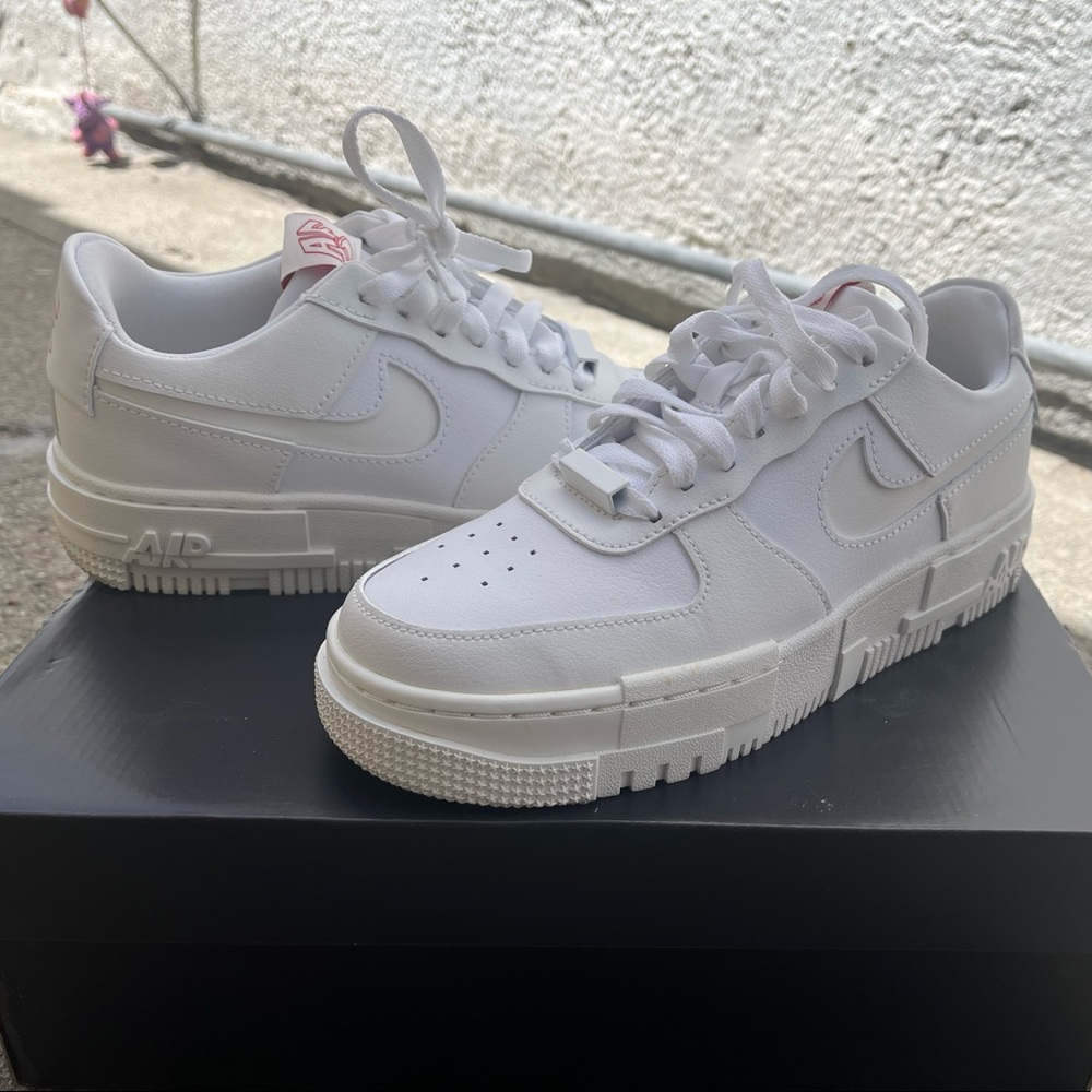 Nike women’s AF1 pixel shoe in white/summit white with hints of red